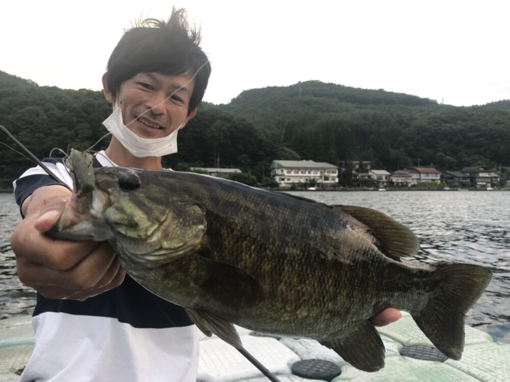 スタッフ小山　バスを釣る